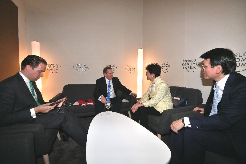 行政長官林鄭月娥今日（達沃斯時間一月二十四日）於達沃斯繼續瑞士的訪問行程。圖示林鄭月娥（右二）和商務及經濟發展局局長邱騰華（右一）與英國國際貿易大臣霍理林（左二）會面。