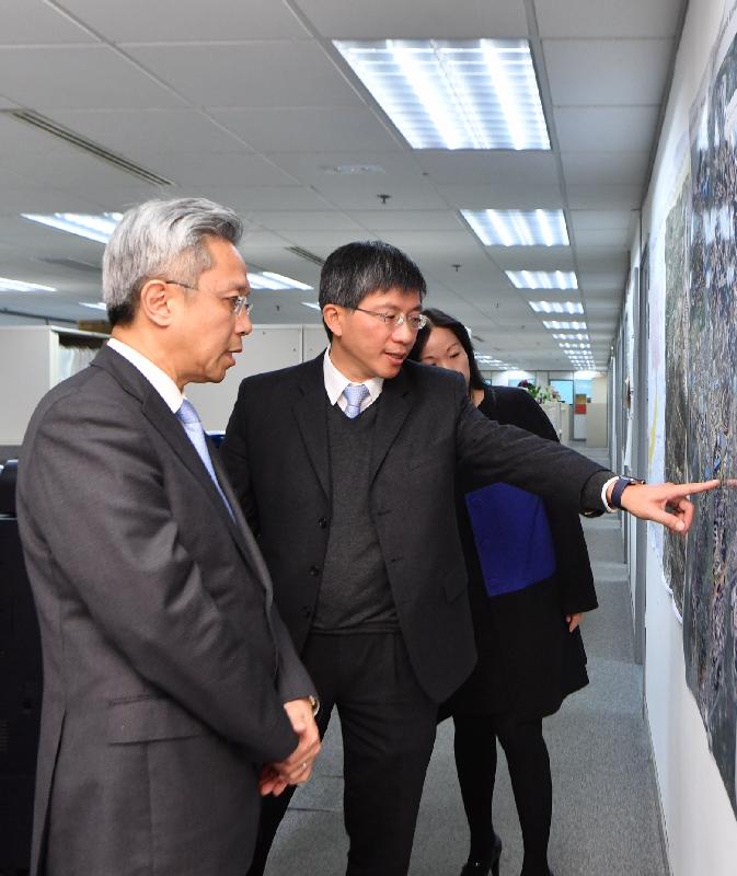 公務員事務局局長羅智光今日（一月二十五日）到訪地政總署。圖示羅智光（左）聽取地政總署署長陳松青（中）簡介土地徵用組現時的工作項目。