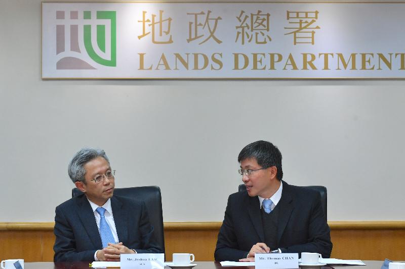 The Secretary for the Civil Service, Mr Joshua Law (left), visited the Lands Department today (January 25). He is pictured meeting with the Director of Lands, Mr Thomas Chan (right), to better understand the department's work and challenges.