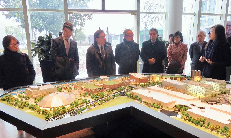 民政事務局局長劉江華（左四）今日（一月二十五日）繼續在上海的訪問行程，並到訪上海夢中心展示廳。