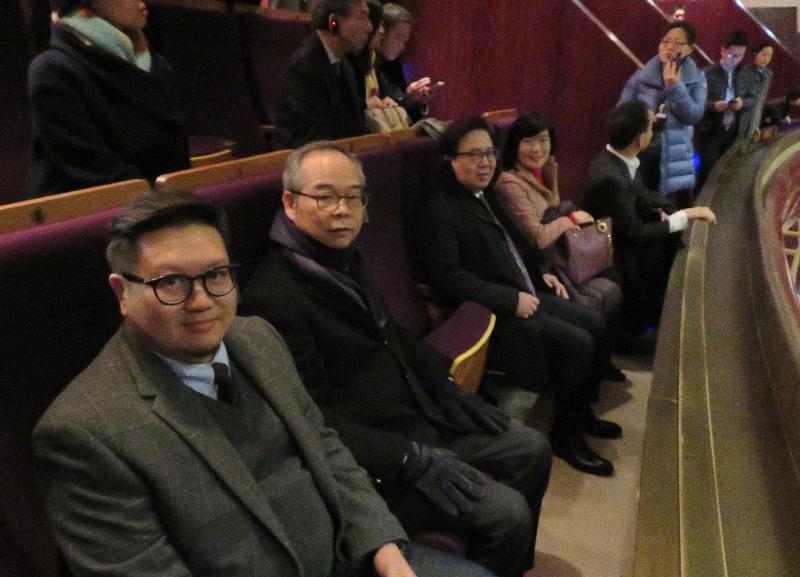 民政事務局局長劉江華（左二）今日（一月二十五日）繼續在上海的訪問行程，並參觀上海文化廣場的劇場。