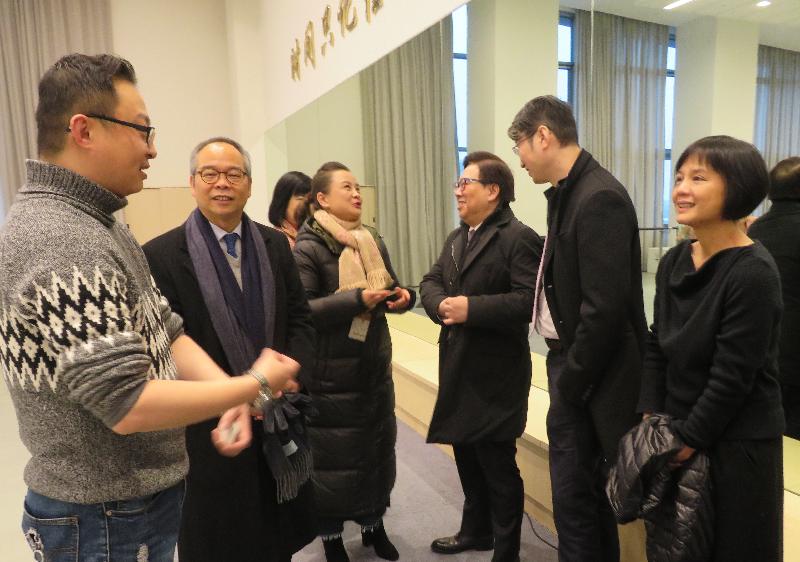 民政事務局局長劉江華（左二）今日（一月二十五日）繼續在上海的訪問行程，並參觀上海國際舞蹈中心的排練室。