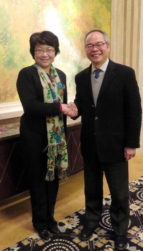 The Secretary for Home Affairs, Mr Lau Kong-wah (right), today (January 25) met with the Vice Mayor of the Shanghai Municipal Government, Ms Weng Tiehui (left). Both sides introduced the latest cultural and arts developments of the two places, and welcomed exchanges involving arts groups and organisations in the two cities in the future.