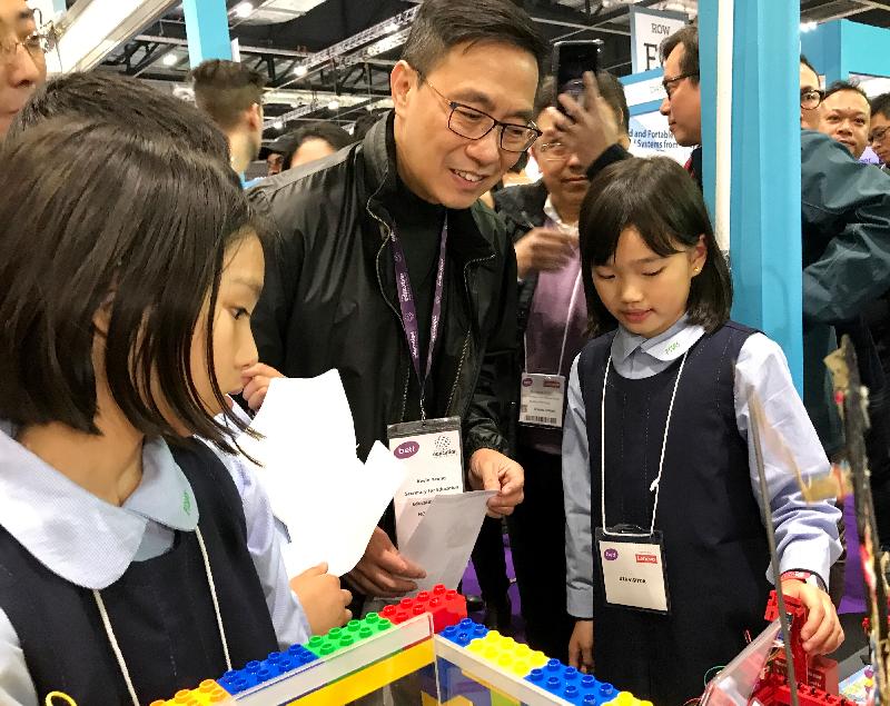 The Secretary for Education, Mr Kevin Yeung (centre), visited the British Educational Training and Technology Show in London yesterday (January 24, London time) and viewed the exhibits of four Hong Kong schools related to STEM (science, technology, engineering and mathematics) and coding education.