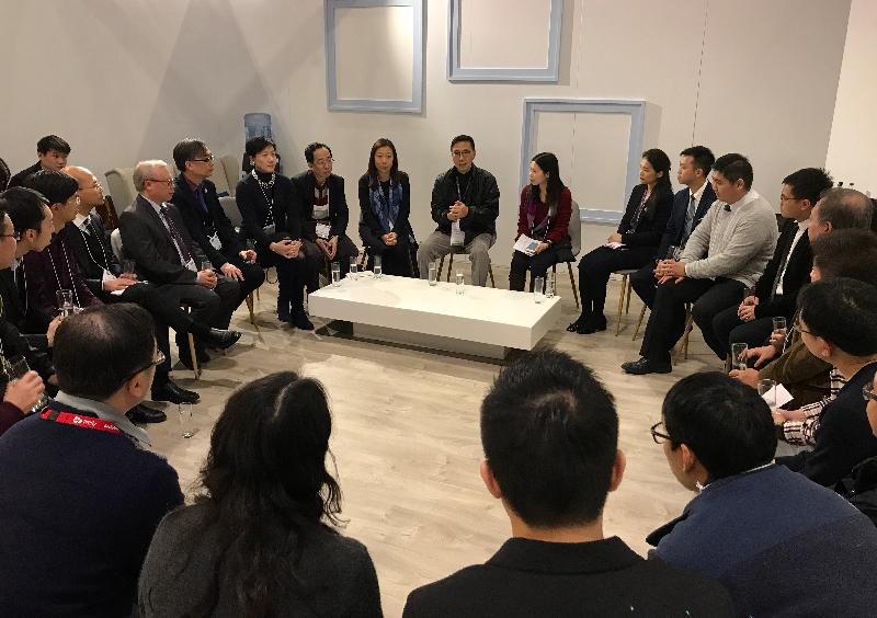 The Secretary for Education, Mr Kevin Yeung (centre), yesterday (January 24, London time) in London met with a group of Hong Kong teachers who are on a study tour to the UK organised by the Education Bureau and the Association of Information Technology Leaders in Education, and listened to their feedback on e-learning, STEM and coding education.