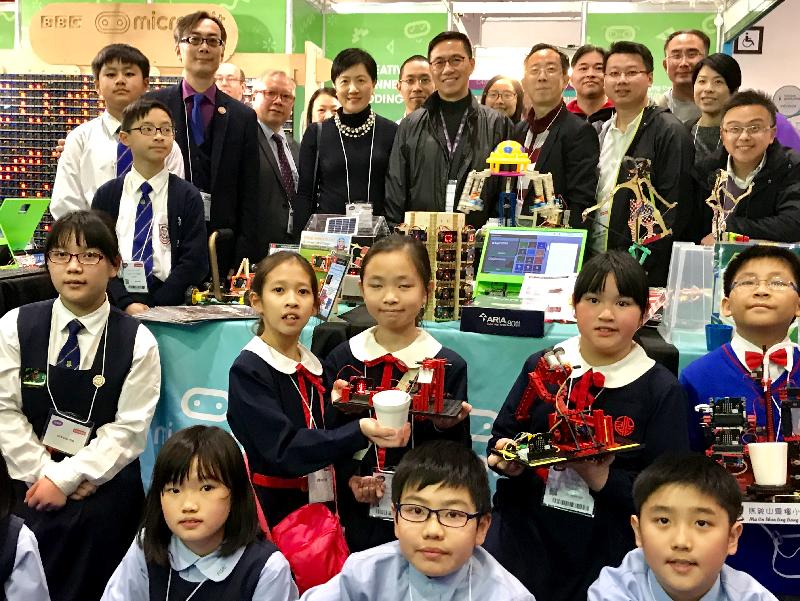 教育局局長楊潤雄（中）昨日（倫敦時間一月二十四日）在倫敦參觀英國教育科技展BETT Show，為到來展示STEM（即科學、科技、工程及數學）及編程教育相關作品的香港教師及學生打氣。