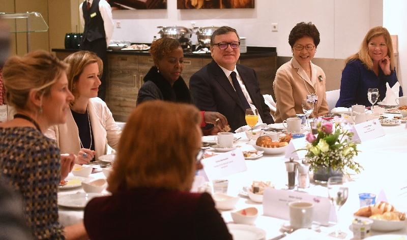 行政長官林鄭月娥今日（達沃斯時間一月二十五日）繼續在瑞士達沃斯出席世界經濟論壇年會。圖示林鄭月娥（右二）出席女性領袖世界論壇的早餐會。