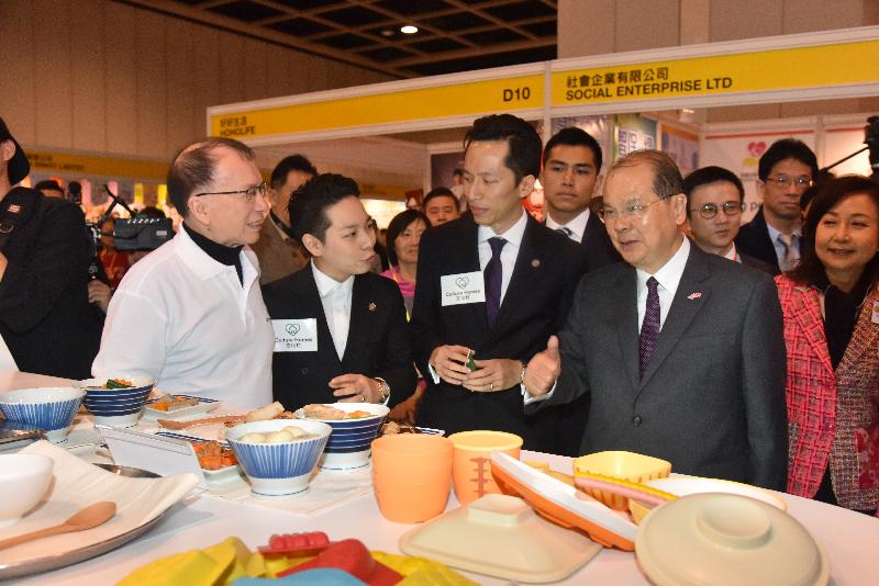 The Chief Secretary for Administration, Mr Matthew Cheung Kin-chung, officiated at the opening ceremony of the Golden Age Expo and Summit 2018 today (January 26). Photo shows Mr Cheung touring the expo. 
