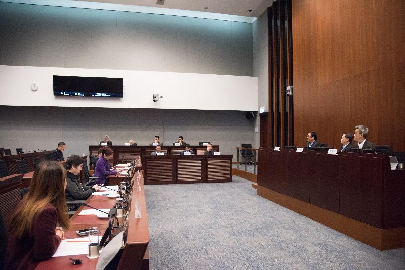 Members of the Legislative Council (LegCo) met with members of the Wan Chai District Council at the LegCo Complex today (January 26) and exchanged views on the introduction of legislation to regulate light pollution.