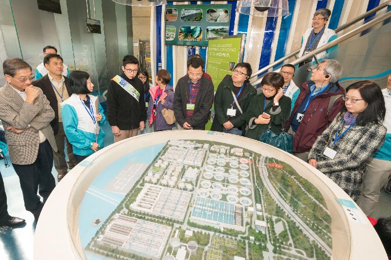 The Drainage Services Department (DSD) held its Open Day at Sha Tin Sewage Treatment Works today (January 27). Picture shows Blue-Green Ambassador (fourth left) introducing the work of the DSD to visitors.