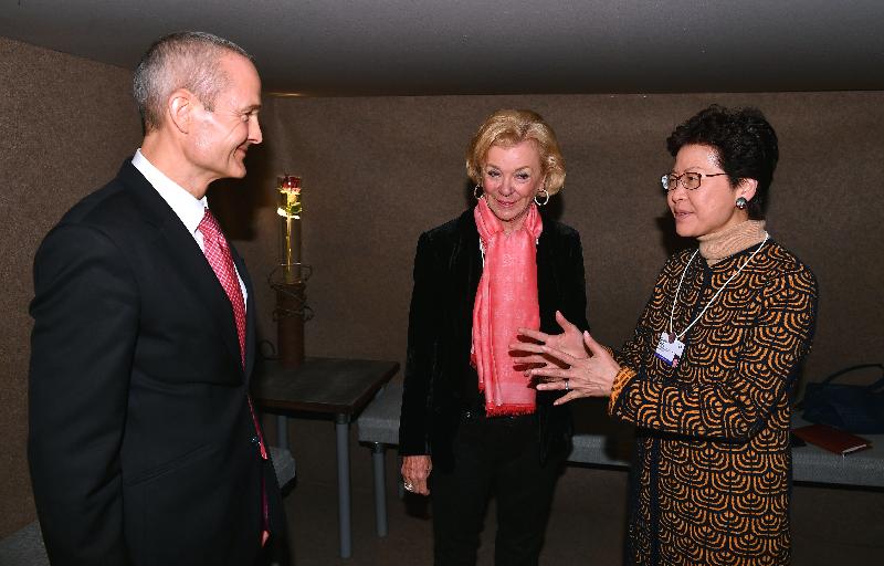 行政長官林鄭月娥今日（達沃斯時間一月二十六日）繼續在瑞士達沃斯出席世界經濟論壇年會。圖示林鄭月娥（右一）早上與貝塔斯曼基金會副主席 Liz Mohn（中）會面。
