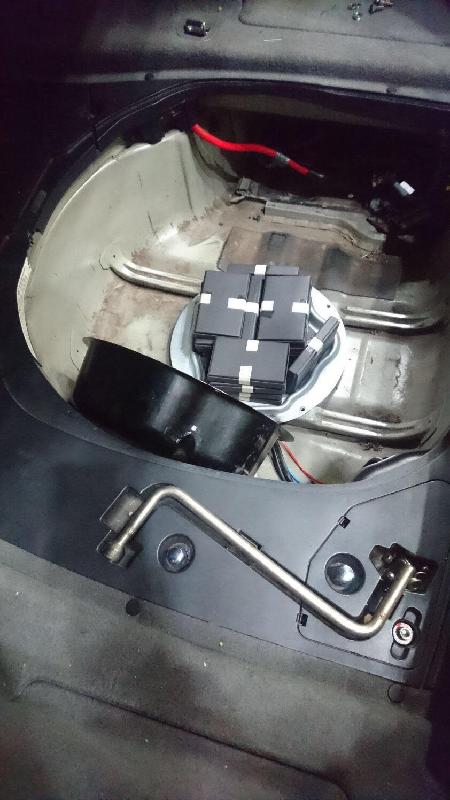 Hong Kong Customs yesterday (January 26) seized 888 pieces of suspected smuggled glass display panels and 12 suspected smuggled smartphones with an estimated market value of about $340,000 at Lok Ma Chau Control Point. Photo shows the suspected smuggled glass display panels seized under the spare tyres in the boot of the vehicles.