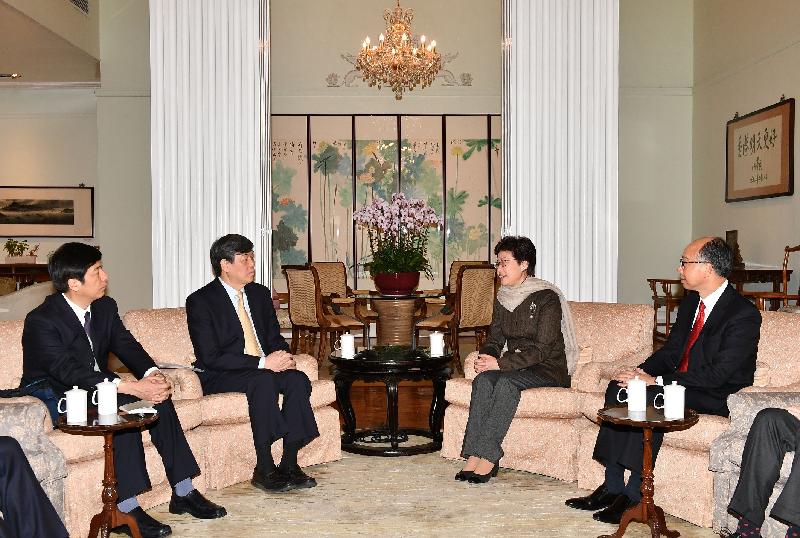 The Chief Executive, Mrs Carrie Lam (second right), meets with the General Manager of China Railway Corporation (CR), Mr Lu Dongfu (second left), at Government House today (January 29). Joining them are the Secretary for Transport and Housing, Mr Frank Chan Fan (first right), and the Director of the General Office of CR, Mr Han Jiangping (first left).