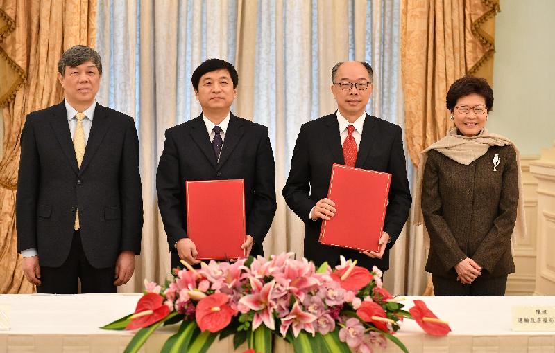 The Hong Kong Special Administrative Region Government signed the Memorandum of Understanding on the Arrangements for Preparation of Key Operational Issues for the Hong Kong Section of the Guangzhou-Shenzhen-Hong Kong Express Rail Link (MoU) with China Railway Corporation (CR) today (January 29). The Chief Executive, Mrs Carrie Lam, and the General Manager of CR, Mr Lu Dongfu, witnessed the signing of the MoU. Picture shows Mrs Lam (first right) and Mr Lu (first left) with the Secretary for Transport and Housing, Mr Frank Chan Fan (second right), and the Director of the General Office of CR, Mr Han Jiangping (second left), after the MoU was signed.