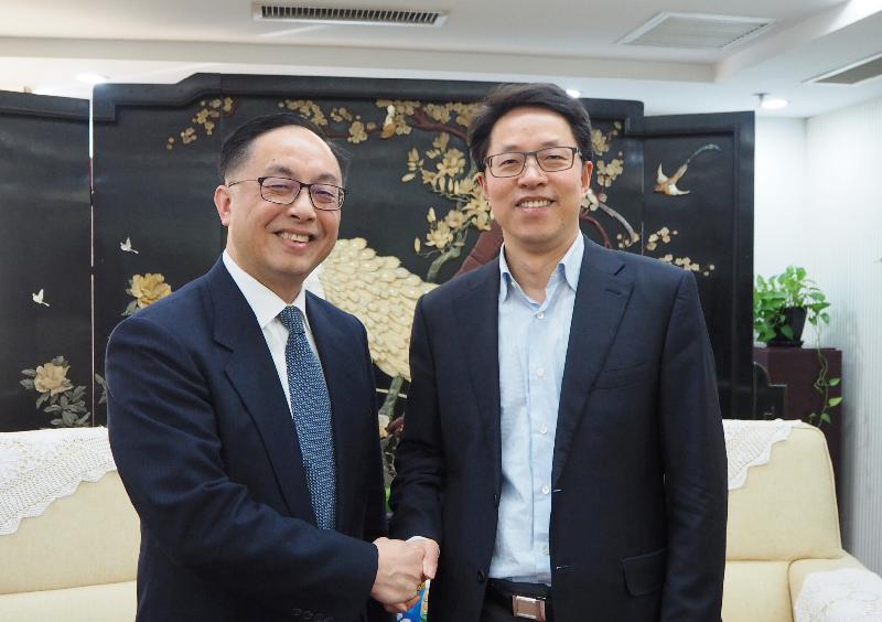 The Secretary for Innovation and Technology, Mr Nicholas W Yang (left), pays a courtesy call on the Director of the Hong Kong and Macao Affairs Office of the State Council, Mr Zhang Xiaoming (right), in Beijing this morning (January 29).