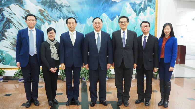 The Secretary for Innovation and Technology, Mr Nicholas W Yang (centre), met with the Vice President of the Chinese Academy of Sciences, Professor Zhang Jie (third left), in Beijing today (January 29). The Commissioner for Innovation and Technology, Ms Annie Choi (second left), and the Government Chief Information Officer, Mr Allen Yeung (third right), also joined the meeting.