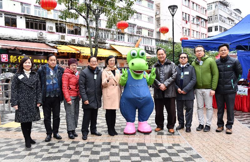 The Secretary for Food and Health, Professor Sophia Chan (fifth left), today (January 31) officiated at the launching ceremony of the Tai Po District 2018 Year-end Clean-up.