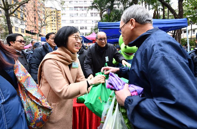 The Secretary for Food and Health, Professor Sophia Chan, today (January 31) visited Tai Po District. She distributed cleaning packs and leaflets to local residents and appealed to them to maintain personal and environmental hygiene. 