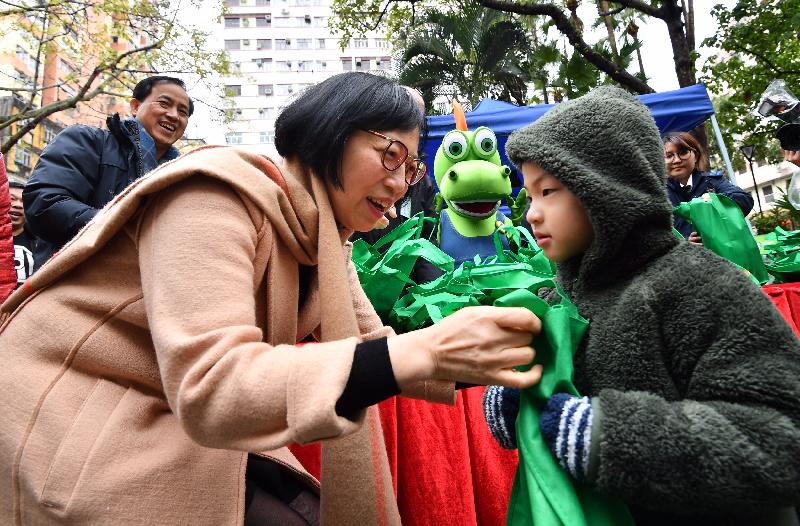 The Secretary for Food and Health, Professor Sophia Chan, today (January 31) visited Tai Po District. She distributed cleaning packs and leaflets to local residents and appealed to them to maintain personal and environmental hygiene.
