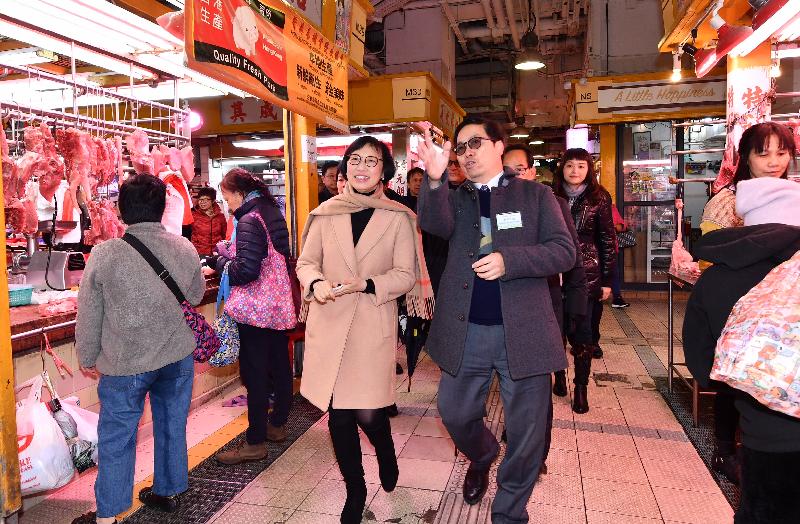 The Secretary for Food and Health, Professor Sophia Chan (left), today (January 31) inspects the facilities of Tai Po Hui Market and learns about the business environment of the stalls.