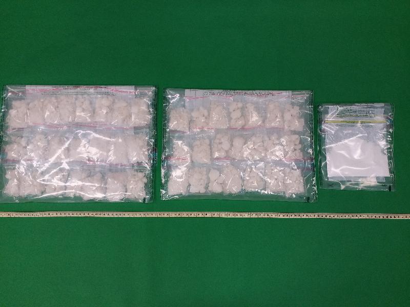 香港海关昨日（一月三十日）在大埔检获约一公斤怀疑霹雳可卡因（左及中）及约五十克怀疑可卡因（右），估计市值约一百四十万元。