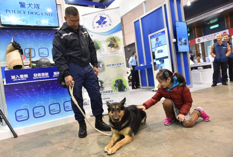 警犬队人员在博览会上与参观者合照。
