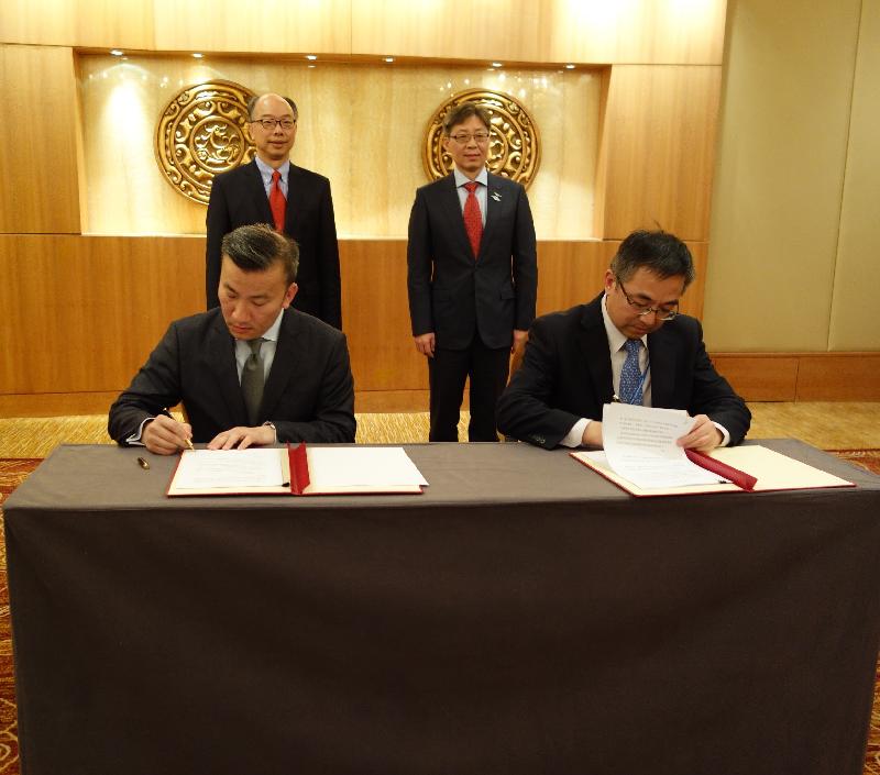 The Transport and Housing Bureau and the Civil Aviation Administration of China (CAAC) signed a Memorandum of Understanding on the new intermodal code-sharing arrangement (MOU) in Beijing today (February 1). The Secretary for Transport and Housing, Mr Frank Chan Fan (back row, left), and the Deputy Administrator of the CAAC, Mr Wang Zhiqing (back row, right), witnessed the signing ceremony. Picture shows the Deputy Secretary for Transport and Housing, Mr Wallace Lau (front row, left), and the Deputy Director General of the Department of Air Transport of the CAAC, Mr Yu Biao (front row, right), signing the MOU.