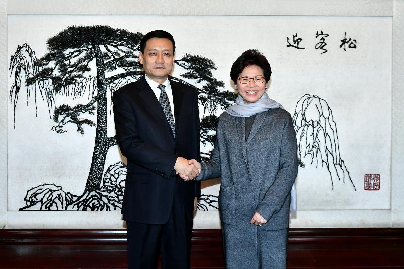 行政长官林郑月娥（右）今日（二月一日）在北京与国务院国有资产监督管理委员会主任、党委副书记肖亚庆会面。图示二人于会面前握手。
