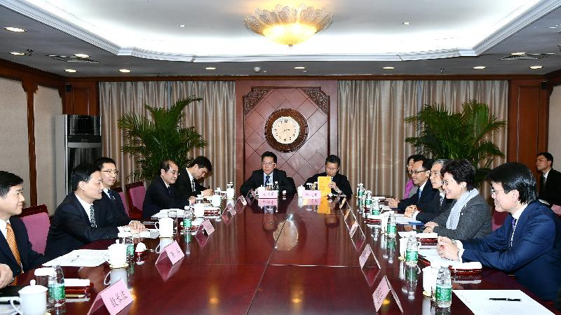 The Chief Executive, Mrs Carrie Lam (second right), meets the Chairman and Deputy Secretary of the Party Committee of the State-owned Assets Supervision and Administration Commission of the State Council, Mr Xiao Yaqing (second left), in Beijing today (February 1). Also joining the meeting are the Secretary for Commerce and Economic Development, Mr Edward Yau (first right); the Secretary for Financial Services and the Treasury, Mr James Lau (third right); and the Secretary for Constitutional and Mainland Affairs, Mr Patrick Nip (fourth right).
