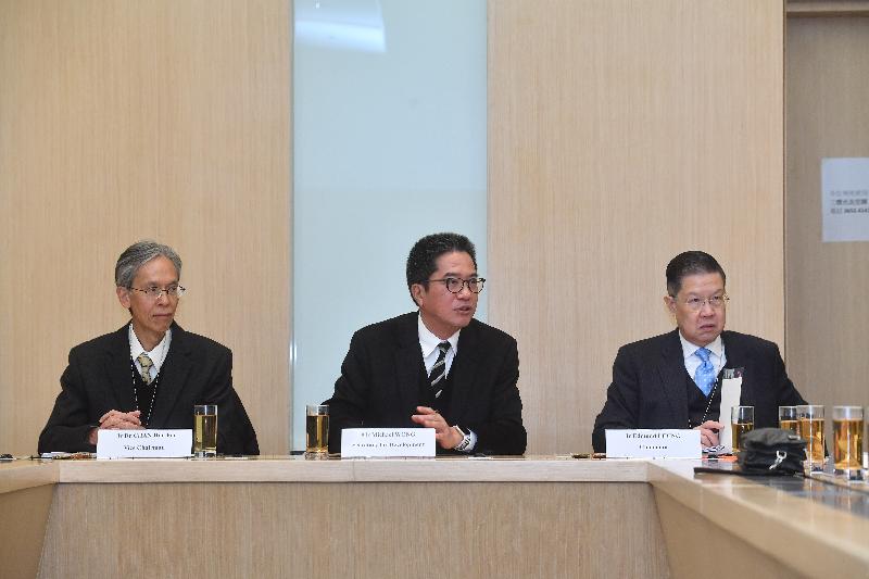 The Drinking Water Safety Advisory Committee held its first meeting today (February 2). The Secretary for Development, Mr Michael Wong (centre), attended part of the meeting. Also present were the Chairman and Vice-chairman of the Committee, Mr Edmund Leung (right) and Dr Chan Hon-fai (left).
