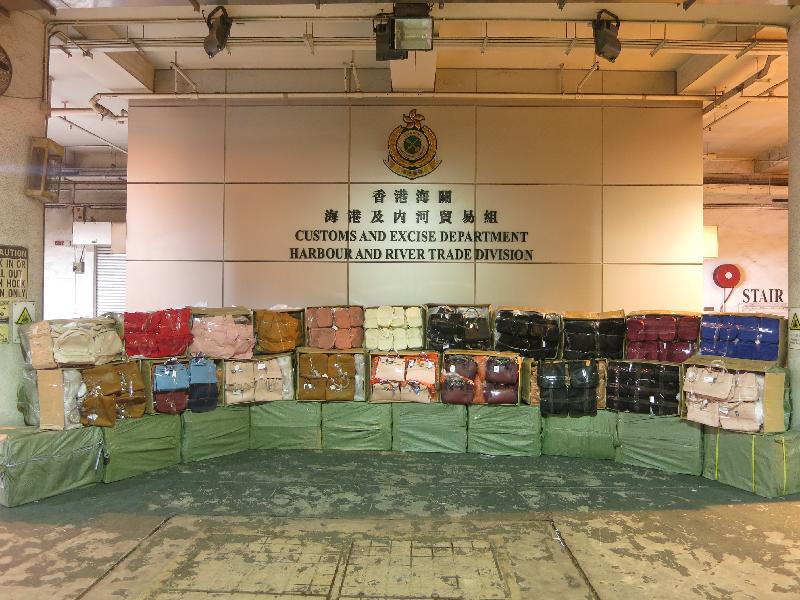 香港海关一月二十九日在屯门内河船码头海关验货场检获约五千个怀疑冒牌手袋及约一千个未列舱单的怀疑冒牌银包，估计市值约八十五万元。