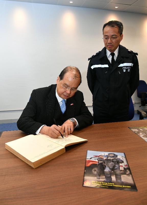 政务司司长张建宗今日（二月二日）到访香港警务处爆炸品处理课。图示张建宗（左）在警务处副处长（行动）刘业成陪同下签署访客纪念册。