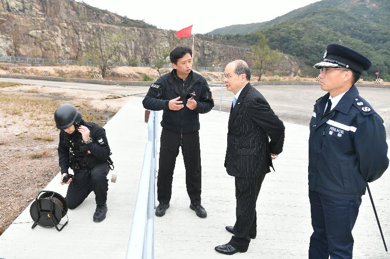 政務司司長張建宗（右二）今日（二月二日）在警務處副處長（行動）劉業成（右一）陪同下，由高級炸彈處理主任周錫健（左二）展示爆炸品的威力。