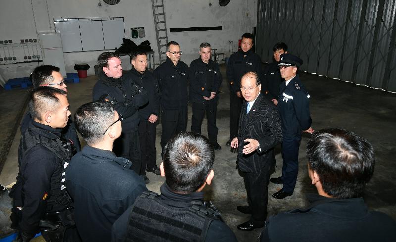 政务司司长张建宗（右二）今日（二月二日）到访香港警务处爆炸品处理课，并在警务处副处长（行动）刘业成（右一）陪同下与参与本周炸弹处理行动的人员会面。