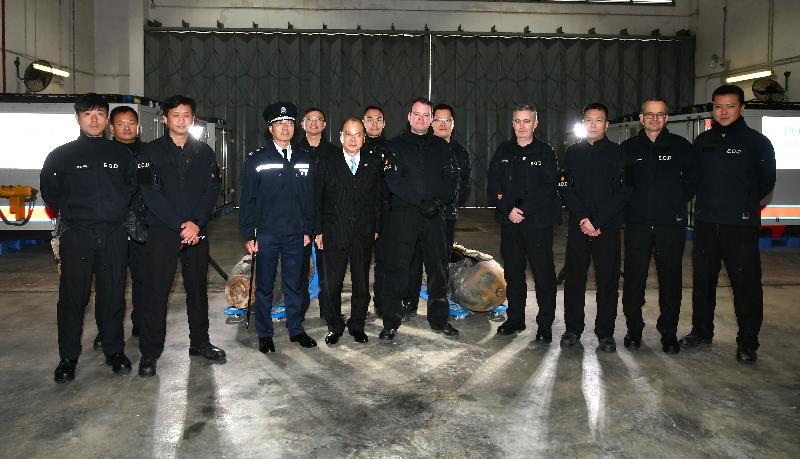 The Chief Secretary for Administration, Mr Matthew Cheung Kin-chung (front row, fourth left) visited the Explosive Ordnance Disposal Bureau of the Hong Kong Police Force today (February 2). Mr Cheung is pictured with the Deputy Commissioner of Police (Operations), Mr Lau Yip-shing (front row, third left), and officers who participated in the bomb disposal operations this week.