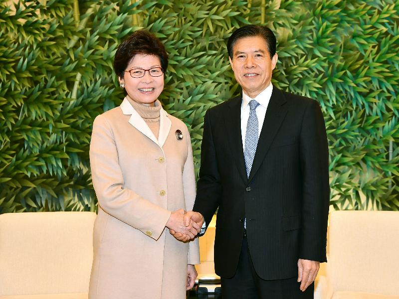 行政長官林鄭月娥（左）今日（二月二日）在北京與商務部部長鍾山會面。圖示二人於會面前握手。