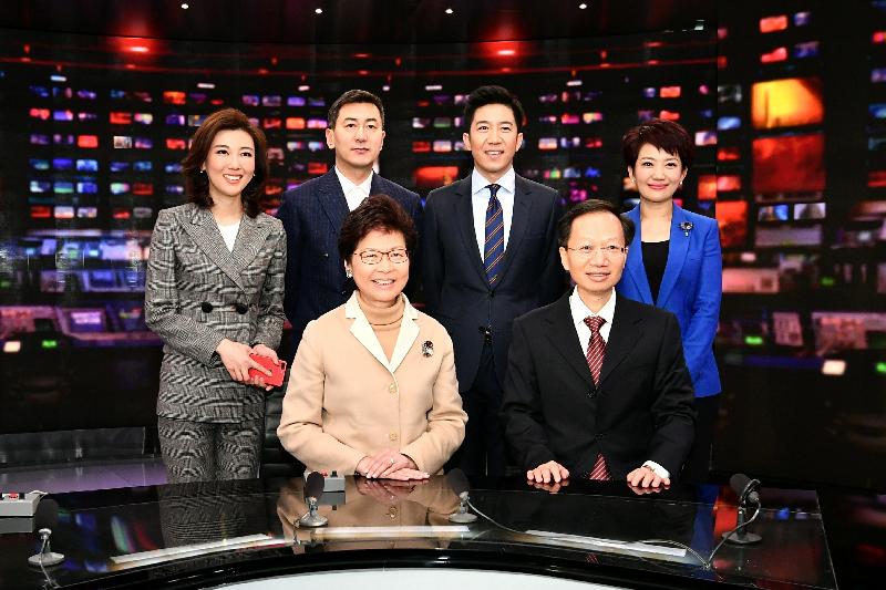 行政長官林鄭月娥（前排左）今日（二月二日）在北京到訪中國中央電視台總部大樓，並與中國中央電視台副台長魏地春（前排右）和節目主持人合照。