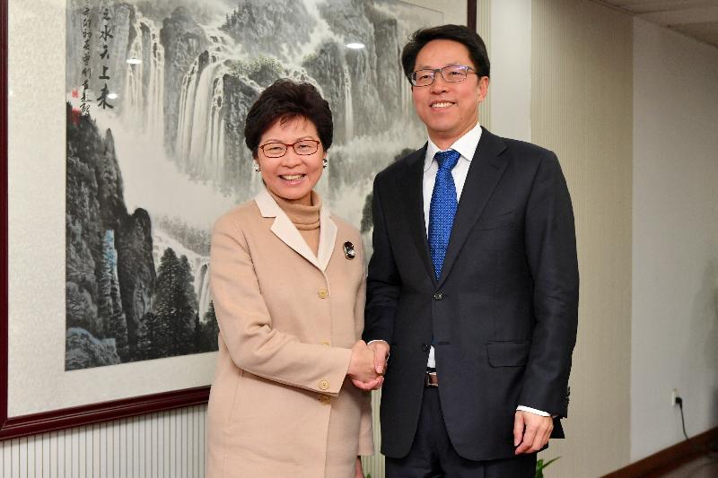 行政長官林鄭月娥（左）今日（二月二日）在北京與國務院港澳事務辦公室主任張曉明（二月二日）會面。圖示二人於會面前握手。
