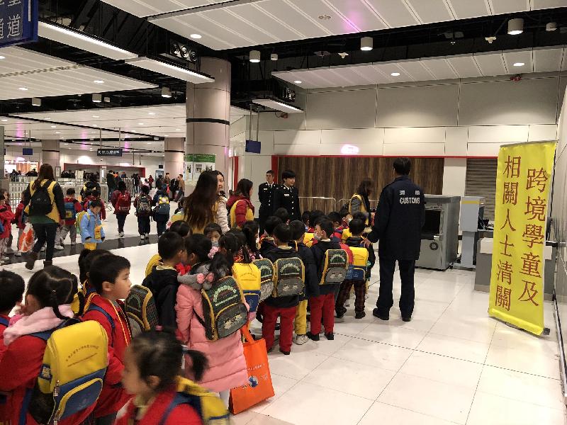 香港海關十分關注有不法人士利用跨境學童進行走私活動的情況，會繼續加強對跨境學童和隨行保姆及家長的抽查。圖示跨境學童在海關大堂跨境學童清關專道進行清關。