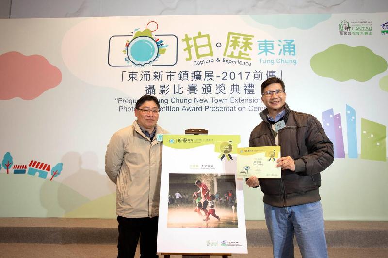 The Civil Engineering and Development Department today (February 3) held an award presentation ceremony for the “Capture and Experience Tung Chung - Prequel to Tung Chung New Town Extension 2017” photo competition. Photo shows the Director of Civil Engineering and Development, Mr Lam Sai-hung (left), presenting the grand prize to the winner of the Open Group under the theme "Culture and Living".