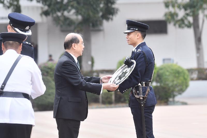 政務司司長張建宗（右二）今日（二月三日）上午在香港警察學院結業會操上頒發最優秀學員獎。