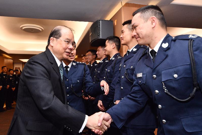 政務司司長張建宗（左一）今日（二月三日）上午在香港警察學院結業會操上檢閱見習督察和學警後，與見習督察交談。