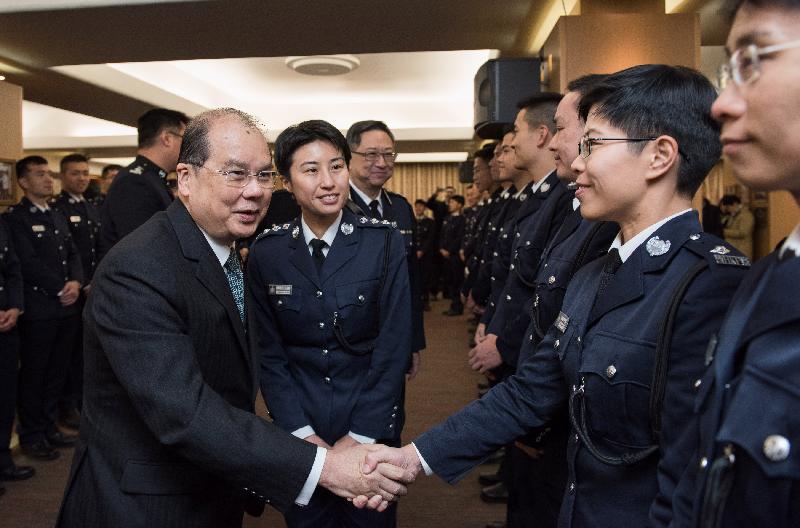 政务司司长张建宗与警务处处长卢伟聪恭贺结业学员。
