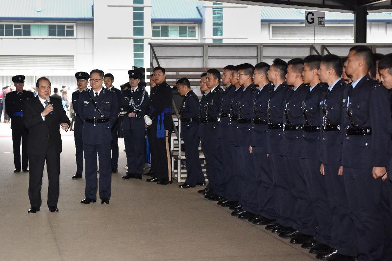 Accompanied by the Commissioner of Police, Mr Lo Wai-chung, the Chief Secretary for Administration, Mr Matthew Cheung Kin-chung meets the graduates after the passing-out parade.