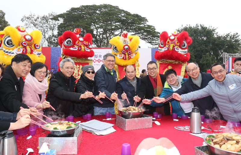 署理行政长官张建宗今日（二月三日）出席香港青年协会举办的二○一八年邻舍团年饭。图示张建宗（右五）与其他主礼嘉宾一同享用团年饭。