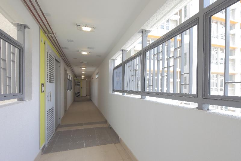 The Housing Authority's Po Heung Estate public housing project in Tai Po has garnered support from the community and boosted energy in the district. The open corridors of the domestic floors of the estate greatly enhance the comfort of the tenants in terms of natural lighting and cross ventilation.