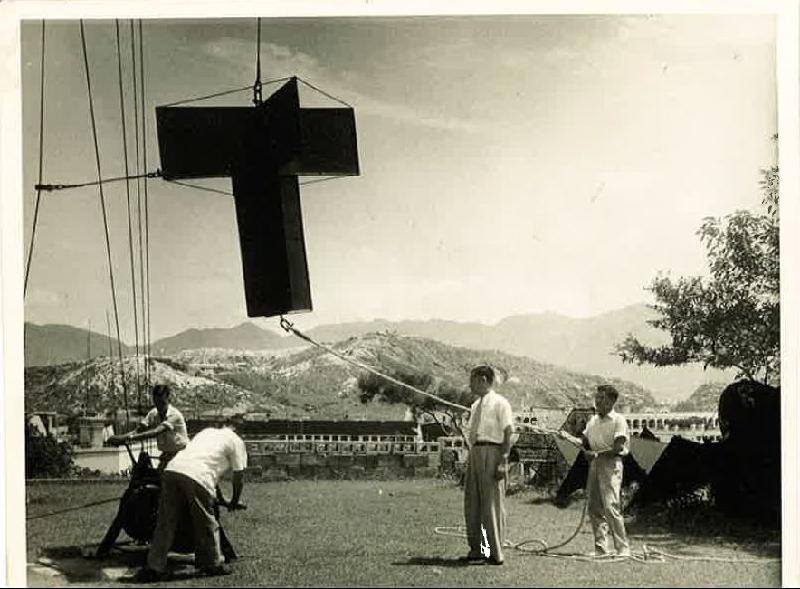 The opening ceremony of the exhibition "Tracking Winds and Clouds: A Century of Archived Stories of the Observatory" was held today (February 5) at the Hong Kong Public Records Building. Picture shows the hoisting of the Standby Signal No. 1 at the Observatory's Headquarters in the 1930s, under the supervision of Mr G S P  Heywood, who became the Director of Royal Observatory, Hong Kong from 1946 to 1956 (second right).
