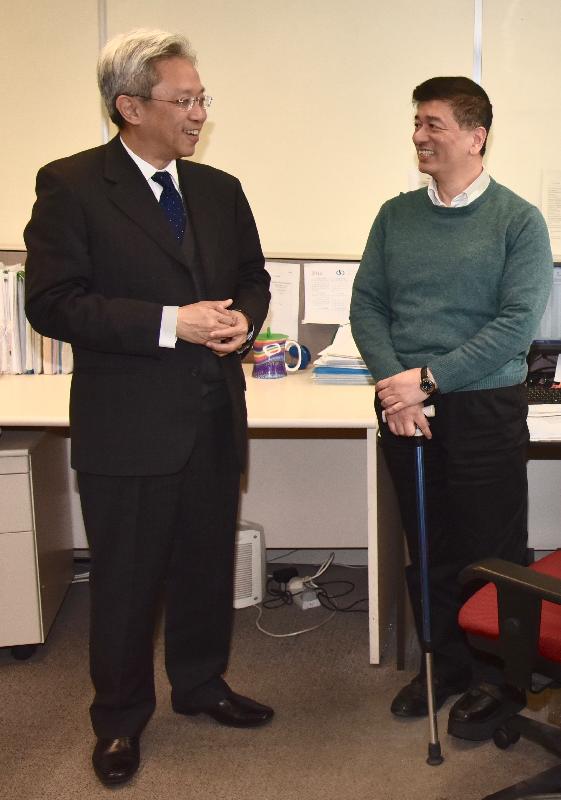 公務員事務局局長羅智光今日（二月五日）到訪政府產業署。圖示羅智光（左）與一位殘疾同事交談，了解他的工作情況。