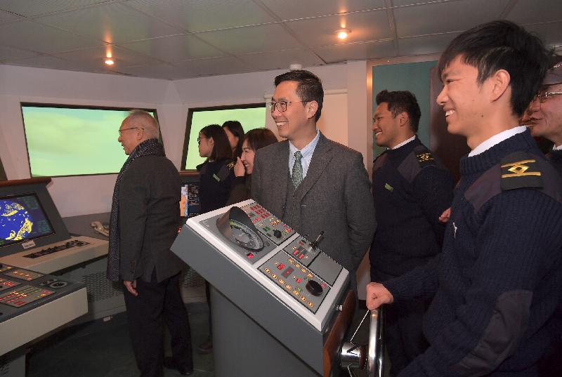 During his visit to Tuen Mun District today (February 5), the Secretary for Education, Mr Kevin Yeung (third right), tours the Radar and Shiphandling Simulation Centre at the Maritime Services Training Institute.