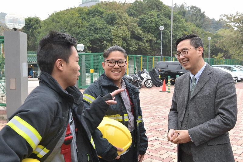 The Secretary for Education, Mr Kevin Yeung (right), today (February 5), chats with students of the Maritime Services Training Institute.